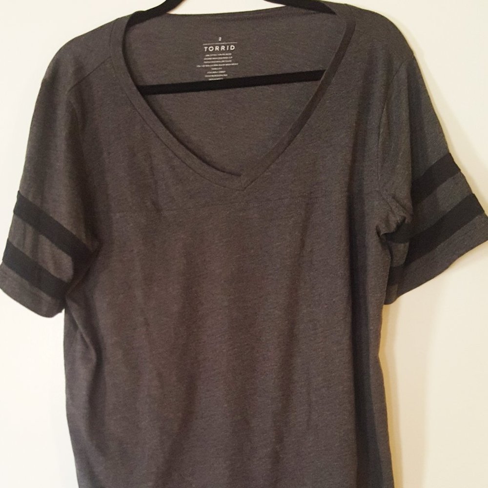 TORRID SHIRT Tee S/S Sz 2X Gray V Neck